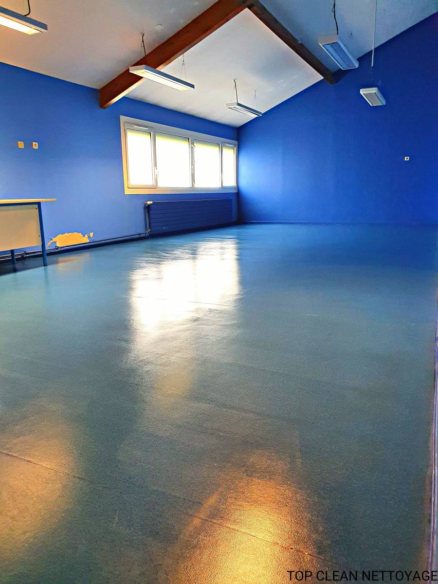 Lavage cirant des sols d'une école